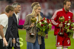 28.08.2026, Fussball Bundesliga 2026/2027, 1.Spieltag, FC Bayern München - VfB Stuttgart, in der Allianz-Arena München, Auszeichnung zum Fussballer, Fussballerin, Trainer des Jahres vor dem Spiel, Giulia Gwinn, Trainer Vincent Kompany (FC Bayern München) und Harry Kane (FC Bayern München) werden ausgezeichnet, v.li: Präsident Herbert Hainer (FC Bayern), Giulia Gwinn (FCB), Vorstandsvorsitzender Jan-Christian Dreesen (FC Bayern München), Harry Kane (FC Bayern München), 