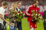 28.08.2026, Fussball Bundesliga 2026/2027, 1.Spieltag, FC Bayern München - VfB Stuttgart, in der Allianz-Arena München, Auszeichnung zum Fussballer, Fussballerin, Trainer des Jahres vor dem Spiel, Giulia Gwinn, Trainer Vincent Kompany (FC Bayern München) und Harry Kane (FC Bayern München) werden ausgezeichnet, v.li: Giulia Gwinn (FCB), Vorstandsvorsitzender Jan-Christian Dreesen (FC Bayern München), Harry Kane (FC Bayern München), 