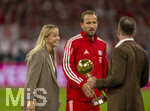 28.08.2026, Fussball Bundesliga 2026/2027, 1.Spieltag, FC Bayern München - VfB Stuttgart, in der Allianz-Arena München, Auszeichnung zum Fussballer, Fussballerin, Trainer des Jahres vor dem Spiel, Giulia Gwinn (FC Bayern) und Harry Kane (FC Bayern München) 