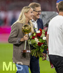 28.08.2026, Fussball Bundesliga 2026/2027, 1.Spieltag, FC Bayern München - VfB Stuttgart, in der Allianz-Arena München, Auszeichnung zum Fussballer, Fussballerin, Trainer des Jahres vor dem Spiel, Giulia Gwinn, Trainer Vincent Kompany (FC Bayern München) und Harry Kane (FC Bayern München) werden ausgezeichnet, links Giulia Gwinn (FC Bayern), Vorstandsvorsitzender Jan-Christian Dreesen (FC Bayern München) 
