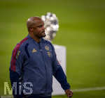 28.08.2026, Fussball Bundesliga 2026/2027, 1.Spieltag, FC Bayern München - VfB Stuttgart, in der Allianz-Arena München, Trainer Vincent Kompany (FC Bayern München) geht an der Meisterschale vorbei, die auf dem Platz aufgestellt ist.