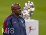 28.08.2026, Fussball Bundesliga 2026/2027, 1.Spieltag, FC Bayern München - VfB Stuttgart, in der Allianz-Arena München, Trainer Vincent Kompany (FC Bayern München) geht an der Meisterschale vorbei, die auf dem Platz aufgestellt ist.