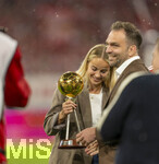 28.08.2026, Fussball Bundesliga 2026/2027, 1.Spieltag, FC Bayern München - VfB Stuttgart, in der Allianz-Arena München, Auszeichnung zum Fussballer, Fussballerin, Trainer des Jahres vor dem Spiel, Giulia Gwinn (FC Bayern) mit der Tropäe.
