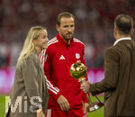 28.08.2026, Fussball Bundesliga 2026/2027, 1.Spieltag, FC Bayern München - VfB Stuttgart, in der Allianz-Arena München, Auszeichnung zum Fussballer, Fussballerin, Trainer des Jahres vor dem Spiel, Giulia Gwinn (FC Bayern) und Harry Kane (FC Bayern München) 