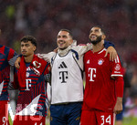 28.08.2026, Fussball Bundesliga 2026/2027, 1.Spieltag, FC Bayern München - VfB Stuttgart, in der Allianz-Arena München, Schlussjubel, Nathaniel Brown (FC Bayern München), Arijon Ibrahimovic (Bayern München), Ismael Saibari (FC Bayern München) 