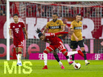28.08.2026, Fussball Bundesliga 2026/2027, 1.Spieltag, FC Bayern München - VfB Stuttgart, in der Allianz-Arena München, Josha Vagnoman (hinten, Stuttgart) gegen Michael Olise (FC Bayern München) 
