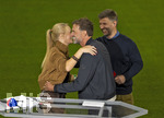 28.08.2026, Fussball Bundesliga 2026/2027, 1.Spieltag, FC Bayern München - VfB Stuttgart, in der Allianz-Arena München, Bundestrainer Jürgen Klopp (Deutschland) beim SKY-Sport Interview. erst wird Moderatorin Britta Hofmann (li) mit Küsschen begrüßt, re: Thomas Hitzlsperger