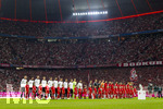 28.08.2026, Fussball Bundesliga 2026/2027, 1.Spieltag, FC Bayern München - VfB Stuttgart, in der Allianz-Arena München, Die Meisterschale steht auf der Stele ausgestellt vor dem Spiel, das Ziel der Träume nach 34 Spieltagen. Beide Mannschaften stellen sich zur Nationalhymne auf.