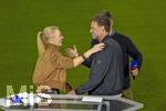 28.08.2026, Fussball Bundesliga 2026/2027, 1.Spieltag, FC Bayern München - VfB Stuttgart, in der Allianz-Arena München, Bundestrainer Jürgen Klopp (Deutschland) beim SKY-Sport Interview. erst wird Moderatorin Britta Hofmann (li) mit Küsschen begrüßt, re: Thomas Hitzlsperger 