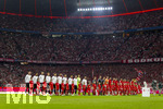 28.08.2026, Fussball Bundesliga 2026/2027, 1.Spieltag, FC Bayern München - VfB Stuttgart, in der Allianz-Arena München, Die Meisterschale steht auf der Stele ausgestellt vor dem Spiel, das Ziel der Träume nach 34 Spieltagen. Beide Mannschaften stellen sich zur Nationalhymne auf.