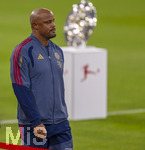 28.08.2026, Fussball Bundesliga 2026/2027, 1.Spieltag, FC Bayern München - VfB Stuttgart, in der Allianz-Arena München, Trainer Vincent Kompany (FC Bayern München) nachdenklich, hinten die Meisterschale.