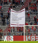 28.08.2026, Fussball Bundesliga 2026/2027, 1.Spieltag, FC Bayern München - VfB Stuttgart, in der Allianz-Arena München, Block Hundertzehn, Transparent mit Anweisungen für die Südkurven-Fans vor dem Spiel. Aktiv mitmachen, Handys bleiben in der Tasche, etc. (Das Bild ist für die Lesbarkeit per Bildbearbeitung gekontert!)