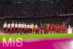 28.08.2026, Fussball Bundesliga 2026/2027, 1.Spieltag, FC Bayern München - VfB Stuttgart, in der Allianz-Arena München, Die Meisterschale steht auf der Stele ausgestellt vor dem Spiel, das Ziel der Träume nach 34 Spieltagen. Beide Mannschaften stellen sich zur Nationalhymne auf.