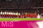 28.08.2026, Fussball Bundesliga 2026/2027, 1.Spieltag, FC Bayern München - VfB Stuttgart, in der Allianz-Arena München, Die Meisterschale steht auf der Stele ausgestellt vor dem Spiel, das Ziel der Träume nach 34 Spieltagen. Beide Mannschaften stellen sich zur Nationalhymne auf.