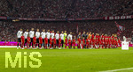 28.08.2026, Fussball Bundesliga 2026/2027, 1.Spieltag, FC Bayern München - VfB Stuttgart, in der Allianz-Arena München, Die Meisterschale steht auf der Stele ausgestellt vor dem Spiel, das Ziel der Träume nach 34 Spieltagen. Beide Mannschaften stellen sich zur Nationalhymne auf.