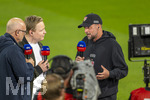 28.08.2026, Fussball Bundesliga 2026/2027, 1.Spieltag, FC Bayern München - VfB Stuttgart, in der Allianz-Arena München, re: Trainer Sebastian Hoeneß (Stuttgart) beim SKY-Sport-Interview am Spielfeldrand mit Patrick Wasserzier 