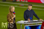 28.08.2026, Fussball Bundesliga 2026/2027, 1.Spieltag, FC Bayern München - VfB Stuttgart, in der Allianz-Arena München, SKY-Sport am Spielfeldrand, li: Moderatorin Britta Hofmann re: Thomas Hitzlsperger 