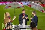 28.08.2026, Fussball Bundesliga 2026/2027, 1.Spieltag, FC Bayern München - VfB Stuttgart, in der Allianz-Arena München, Bundestrainer Jürgen Klopp (mitte, Deutschland) beim SKY-Sport Interview. links: Moderatorin Britta Hofmann, re: Thomas Hitzlsperger 