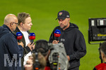 28.08.2026, Fussball Bundesliga 2026/2027, 1.Spieltag, FC Bayern München - VfB Stuttgart, in der Allianz-Arena München, re: Trainer Sebastian Hoeneß (Stuttgart) beim SKY-Sport-Interview am Spielfeldrand mit Patrick Wasserzier 