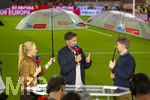 28.08.2026, Fussball Bundesliga 2026/2027, 1.Spieltag, FC Bayern München - VfB Stuttgart, in der Allianz-Arena München, Bundestrainer Jürgen Klopp (mitte, Deutschland) beim SKY-Sport Interview. links: Moderatorin Britta Hofmann, re: Thomas Hitzlsperger
