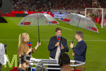 28.08.2026, Fussball Bundesliga 2026/2027, 1.Spieltag, FC Bayern München - VfB Stuttgart, in der Allianz-Arena München, Bundestrainer Jürgen Klopp (mitte, Deutschland) beim SKY-Sport Interview. links: Moderatorin Britta Hofmann, re: Thomas Hitzlsperger