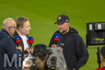 28.08.2026, Fussball Bundesliga 2026/2027, 1.Spieltag, FC Bayern München - VfB Stuttgart, in der Allianz-Arena München, re: Trainer Sebastian Hoeneß (Stuttgart) beim SKY-Sport-Interview am Spielfeldrand mit Patrick Wasserzier 