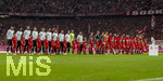 28.08.2026, Fussball Bundesliga 2026/2027, 1.Spieltag, FC Bayern München - VfB Stuttgart, in der Allianz-Arena München, Die Meisterschale steht auf der Stele ausgestellt vor dem Spiel, das Ziel der Träume nach 34 Spieltagen. Beide Mannschaften stellen sich zur Nationalhymne auf.