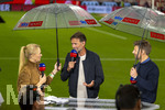28.08.2026, Fussball Bundesliga 2026/2027, 1.Spieltag, FC Bayern München - VfB Stuttgart, in der Allianz-Arena München, Bundestrainer Jürgen Klopp (mitte, Deutschland) beim SKY-Sport Interview. links: Moderatorin Britta Hofmann, re: Thomas Hitzlsperger