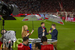 28.08.2026, Fussball Bundesliga 2026/2027, 1.Spieltag, FC Bayern München - VfB Stuttgart, in der Allianz-Arena München, Bundestrainer Jürgen Klopp (mitte, Deutschland) beim SKY-Sport Interview. links: Moderatorin Britta Hofmann, re: Thomas Hitzlsperger