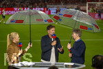 28.08.2026, Fussball Bundesliga 2026/2027, 1.Spieltag, FC Bayern München - VfB Stuttgart, in der Allianz-Arena München, Bundestrainer Jürgen Klopp (mitte, Deutschland) beim SKY-Sport Interview. links: Moderatorin Britta Hofmann, re: Thomas Hitzlsperger