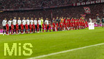 28.08.2026, Fussball Bundesliga 2026/2027, 1.Spieltag, FC Bayern München - VfB Stuttgart, in der Allianz-Arena München, Die Meisterschale steht auf der Stele ausgestellt vor dem Spiel, das Ziel der Träume nach 34 Spieltagen. Beide Mannschaften stellen sich zur Nationalhymne auf.