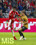 28.08.2026, Fussball Bundesliga 2026/2027, 1.Spieltag, FC Bayern München - VfB Stuttgart, in der Allianz-Arena München, v.li: Michael Olise (FC Bayern München) gegen Maximilian Mittelstädt (Stuttgart) 