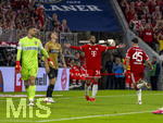 28.08.2026, Fussball Bundesliga 2026/2027, 1.Spieltag, FC Bayern München - VfB Stuttgart, in der Allianz-Arena München, Torjubel Ismael Saibari (FC Bayern München) mit Aleksandar Pavlovic (Bayern München) , li: Torwart Fabian Bredlow (Stuttgart) unzufrieden.