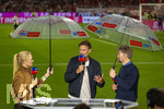 28.08.2026, Fussball Bundesliga 2026/2027, 1.Spieltag, FC Bayern München - VfB Stuttgart, in der Allianz-Arena München, Bundestrainer Jürgen Klopp (mitte, Deutschland) beim SKY-Sport Interview. links: Moderatorin Britta Hofmann, re: Thomas Hitzlsperger