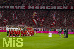 28.08.2026, Fussball Bundesliga 2026/2027, 1.Spieltag, FC Bayern München - VfB Stuttgart, in der Allianz-Arena München, Die Meisterschale steht auf der Stele ausgestellt vor dem Spiel, das Ziel der Träume nach 34 Spieltagen. Beide Mannschaften stellen sich zur Nationalhymne auf.