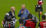 28.08.2026, Fussball Bundesliga 2026/2027, 1.Spieltag, FC Bayern München - VfB Stuttgart, in der Allianz-Arena München, re: Trainer Vincent Kompany (FC Bayern München) beim SKY-Sport-Interview am Spielfeldrand mit Patrick Wasserzier  