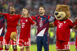 28.08.2026, Fussball Bundesliga 2026/2027, 1.Spieltag, FC Bayern München - VfB Stuttgart, in der Allianz-Arena München, v.li:  Jonathan Tah (FC Bayern München), Josip Stanisic (Bayern München), Torwart Sven Ulreich (FC Bayern München) Maskottchen Berni Schlussjubel.