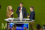 28.08.2026, Fussball Bundesliga 2026/2027, 1.Spieltag, FC Bayern München - VfB Stuttgart, in der Allianz-Arena München, Bundestrainer Jürgen Klopp (mitte, Deutschland) beim SKY-Sport Interview. links: Moderatorin Britta Hofmann, re: Thomas Hitzlsperger 