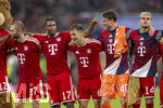 28.08.2026, Fussball Bundesliga 2026/2027, 1.Spieltag, FC Bayern München - VfB Stuttgart, in der Allianz-Arena München, v.li: Maskottchen Berni, Konrad Laimer (FC Bayern München), Michael Olise (FC Bayern München), Joshua Kimmich (FC Bayern München), Torwart Jonas Urbig (FC Bayern München), Luis Diaz (FC Bayern München)  Schlussjubel.