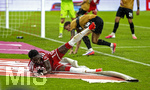 28.08.2026, Fussball Bundesliga 2026/2027, 1.Spieltag, FC Bayern München - VfB Stuttgart, in der Allianz-Arena München, Alphonso Davies (FC Bayern München) fällt in die Werbeteppiche, das Regenwasser spritzt auf 