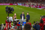 28.08.2026, Fussball Bundesliga 2026/2027, 1.Spieltag, FC Bayern München - VfB Stuttgart, in der Allianz-Arena München, Bundestrainer Jürgen Klopp (mitte, Deutschland) beim SKY-Sport Interview. links: Moderatorin Britta Hofmann, re: Thomas Hitzlsperger 
