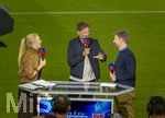 28.08.2026, Fussball Bundesliga 2026/2027, 1.Spieltag, FC Bayern München - VfB Stuttgart, in der Allianz-Arena München, Bundestrainer Jürgen Klopp (mitte, Deutschland) beim SKY-Sport Interview. links: Moderatorin Britta Hofmann, re: Thomas Hitzlsperger 