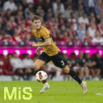 28.08.2026, Fussball Bundesliga 2026/2027, 1.Spieltag, FC Bayern München - VfB Stuttgart, in der Allianz-Arena München, Ramon Hendriks (Stuttgart) am Ball 