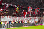 28.08.2026, Fussball Bundesliga 2026/2027, 1.Spieltag, FC Bayern München - VfB Stuttgart, in der Allianz-Arena München, Plakat gegen Polizeigewalt bei den Bayernfans 