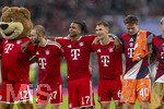 28.08.2026, Fussball Bundesliga 2026/2027, 1.Spieltag, FC Bayern München - VfB Stuttgart, in der Allianz-Arena München, v.li: Maskottchen Berni, Konrad Laimer (FC Bayern München), Michael Olise (FC Bayern München), Joshua Kimmich (FC Bayern München), Torwart Jonas Urbig (FC Bayern München) Schlussjubel.