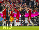 28.08.2026, Fussball Bundesliga 2026/2027, 1.Spieltag, FC Bayern München - VfB Stuttgart, in der Allianz-Arena München, Auswechslung Jonathan Tah (FC Bayern München), Lennart Karl (FC Bayern München),  Tom Bischof (FC Bayern München), Aleksandar Pavlovic (Bayern München)  