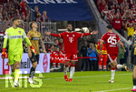 28.08.2026, Fussball Bundesliga 2026/2027, 1.Spieltag, FC Bayern München - VfB Stuttgart, in der Allianz-Arena München, Torjubel Ismael Saibari (FC Bayern München) mit Aleksandar Pavlovic (Bayern München) , li: Torwart Fabian Bredlow (Stuttgart) unzufrieden.