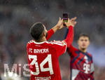 28.08.2026, Fussball Bundesliga 2026/2027, 1.Spieltag, FC Bayern München - VfB Stuttgart, in der Allianz-Arena München, Ismael Saibari (FC Bayern München) Schlussjubel mit Selfie in der Südkurve.