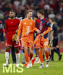 28.08.2026, Fussball Bundesliga 2026/2027, 1.Spieltag, FC Bayern München - VfB Stuttgart, in der Allianz-Arena München, Torwart Manuel Neuer (FC Bayern München) und Torwart Jonas Urbig (FC Bayern München) nach dem Spiel 