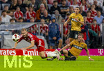 28.08.2026, Fussball Bundesliga 2026/2027, 1.Spieltag, FC Bayern München - VfB Stuttgart, in der Allianz-Arena München, v.li: Konrad Laimer (FC Bayern München) gegen Maximilian Mittelstädt (Stuttgart) 